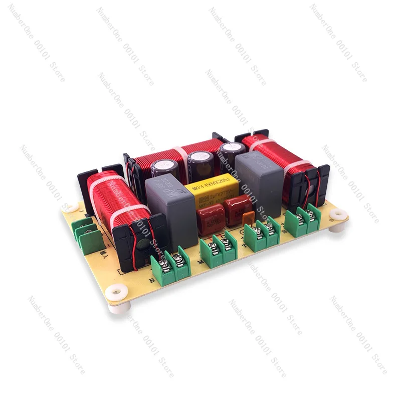 

Четырехполосный разделитель частот для домашнего кинотеатра: один высокочастотный, один среднечастотный, два низкочастотных динамика