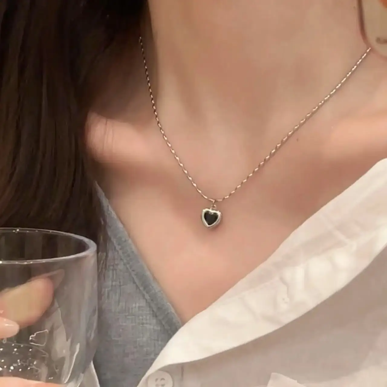 Kpop Schwarz Herz Halskette Französisch Metall Liebe Schlüsselbein Kette Koreanische Einfache Weibliche Kurze Pendanklace Weiblichen Kurzen Anhänger für Frauen