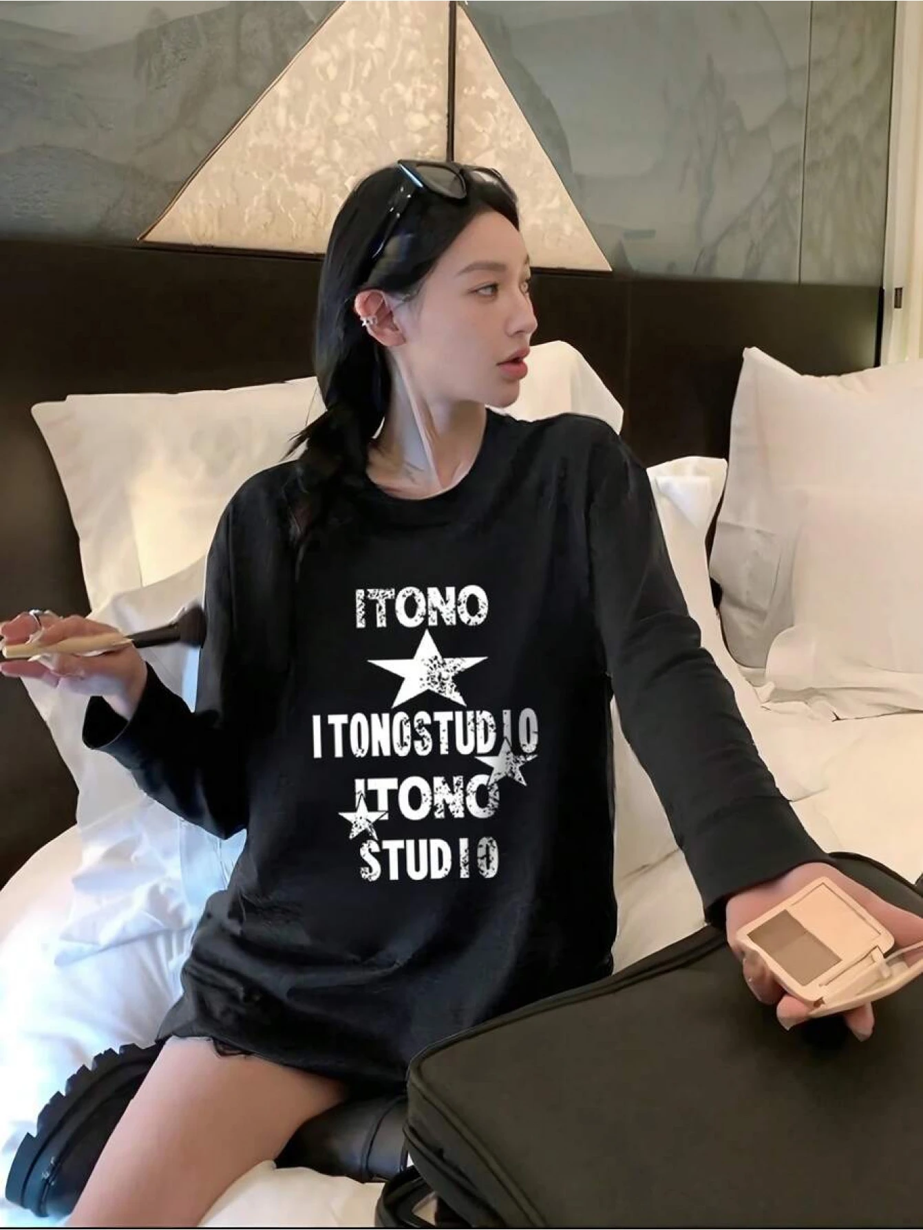 Casual Women's Black Graphic Letter Print Long Sleeve T-Shirt Round Neck Drop Shoulder Regular Fit Top with A Little Stretch
