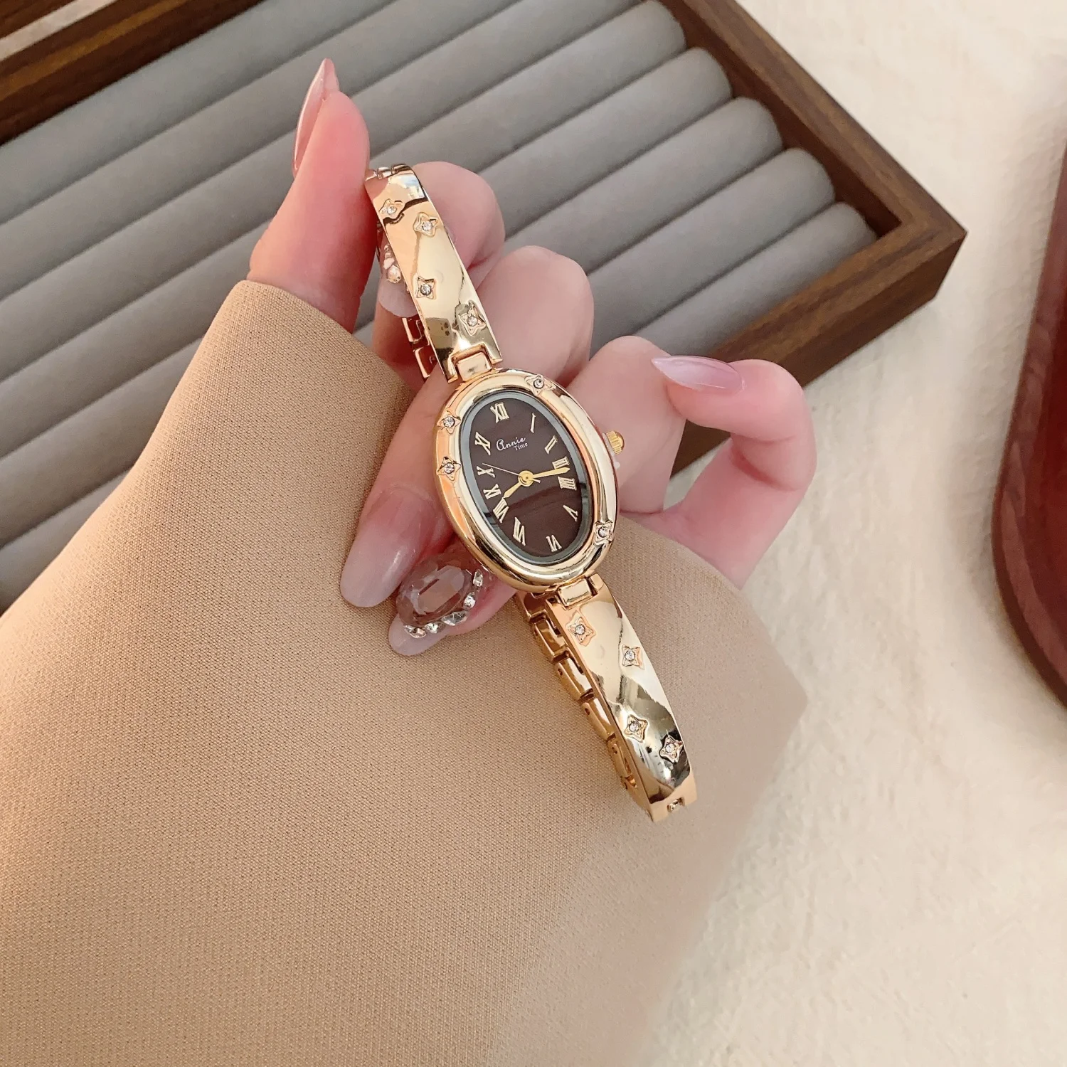 

Элегантные женские кварцевые часы с овальным циферблатом в римском стиле, модные золотые наручные часы с браслетом, роскошные нишевые часы Reloj Mujer