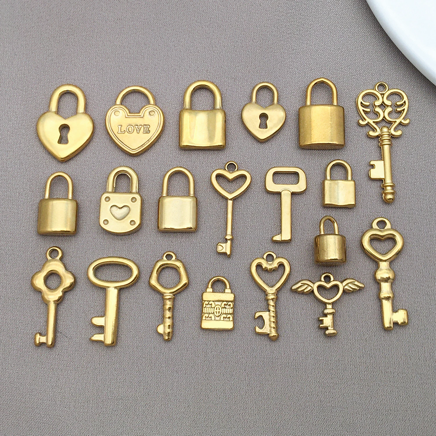 2pcs Stainless Steel Gold Color Key Lock Hearts Charms Couple Pendants for DIY Jewelry Lovers Necklaces Bracelets Making Crafts