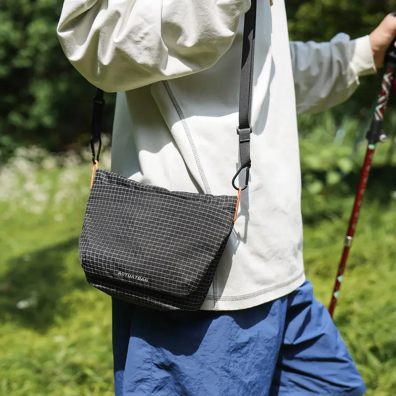 Mountain-style outdoor color-blocking crossbody bag for men, lightweight hiking and mountaineering shoulder bag, multifunctional