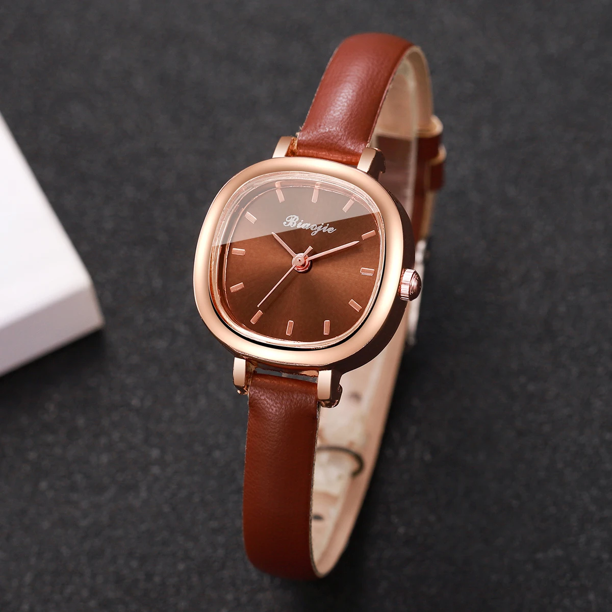5-teiliges Modisches Damen-Uhren-Set mit Herz-Schmuck, Elegante Quarz-Armbanduhren mit Lederarmband und Modischen Accessoires als Geschenk (Ohne Box) – Detail 6