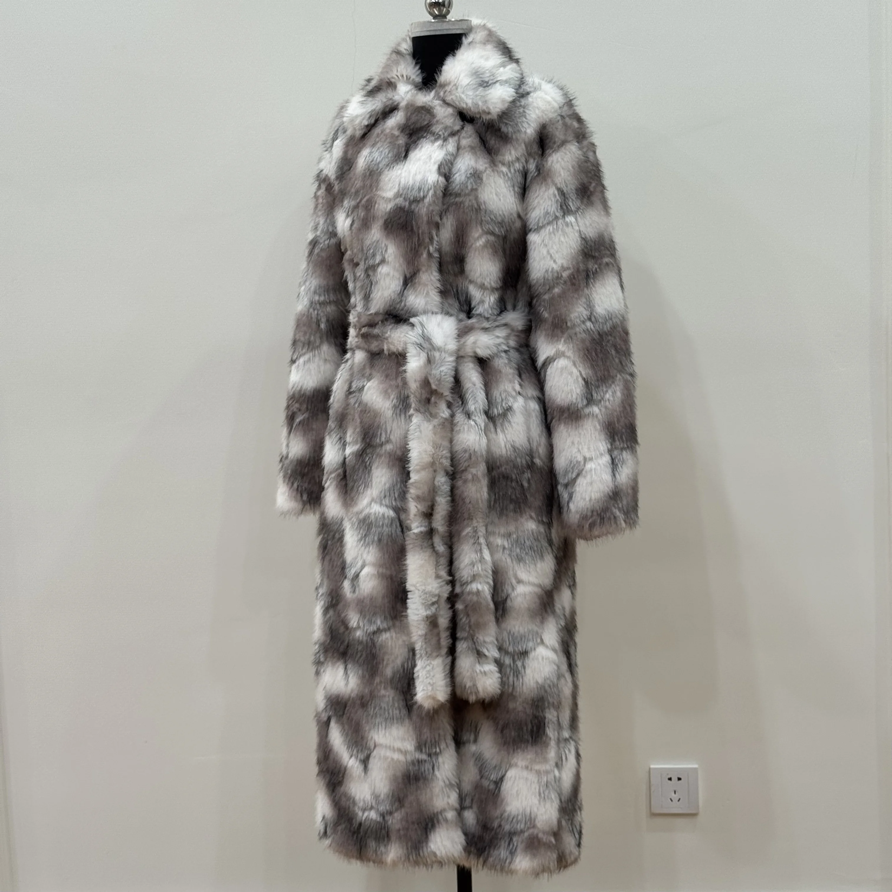 Ausverkauf. „Style Focus“ Lässiger langer, warmer Kunstfuchspelzmantel für junge Frauen, locker taillierter Winterpelzmantel