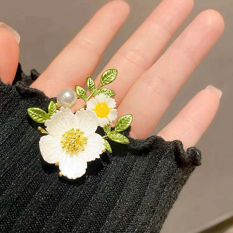 ホワイトエナメルデイジー甘いブローチ女性のための韓国ファッション自由奔放に生きる妖精の花グリーンエナメル金属ピンスーツ服ジュエリー 1