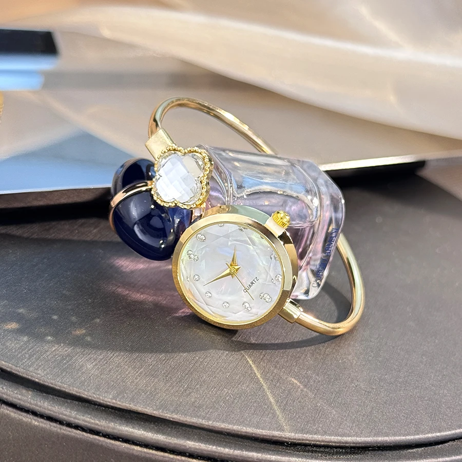 ساعة جديدة بسوار من اللؤلؤ، ساعة يد فاخرة وخفيفة الوزن، ساعة نسائية، ساعة مجوهرات صغيرة مفتوحة