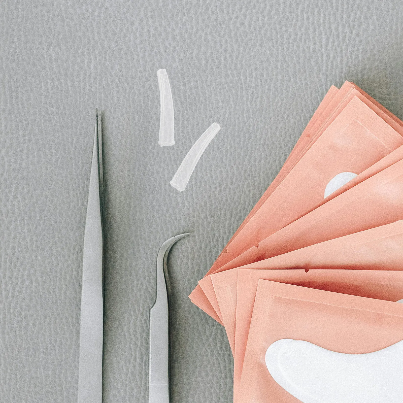 

100Pcs Tweezers Protective Sleeve Clear Transparent Tip Covers Non-Slip Protective Cap for Eyelash Extension Grafting Eyebrow