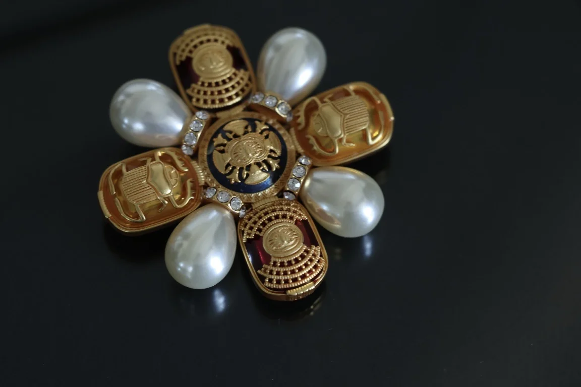 

European and American fashion classic brooch