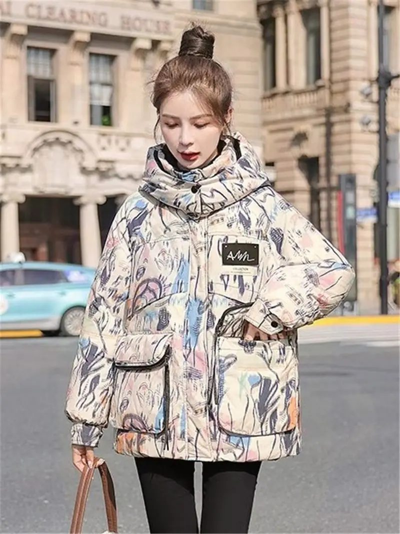 

Новая зимняя стильная и молодежная куртка с капюшоном на хлопковой подкладке для женщин, модная хлопковая стеганая куртка с граффити на молнии и кнопках
