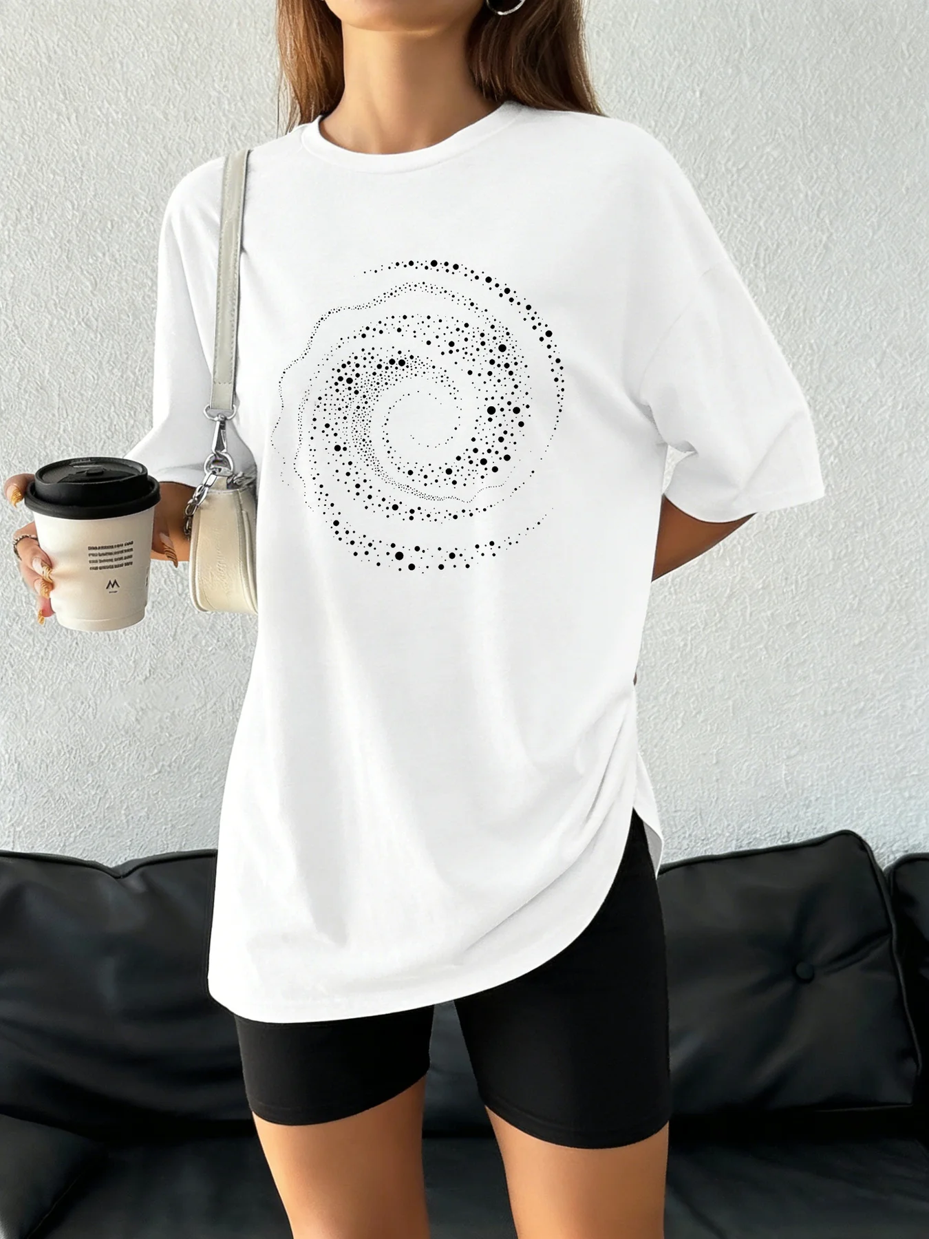 

Футболка с геометрическим спиральным принтом в горошек и открытыми плечами + черные велосипедные шорты, комплект из двух предметов, для похудения и повседневной носки, для тех, кто ценит комфорт.