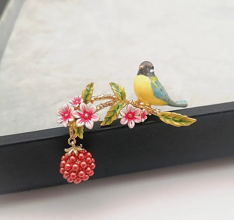 Rural Style Drip Oil Enamel Raspberry Branch Bird Brooches For Unisex Trendy Glaze Alloy Pin Jewelry Party Office Accessory Gift