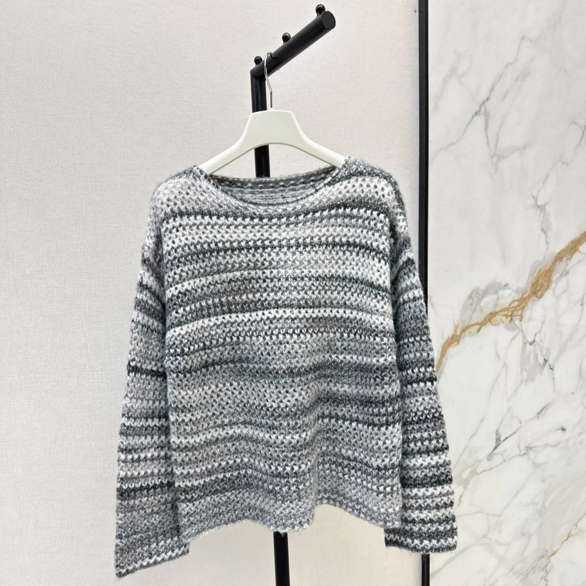 2026 High-Quality Loose Round Neck Drop Shoulder Long Sleeve Top--26929119
