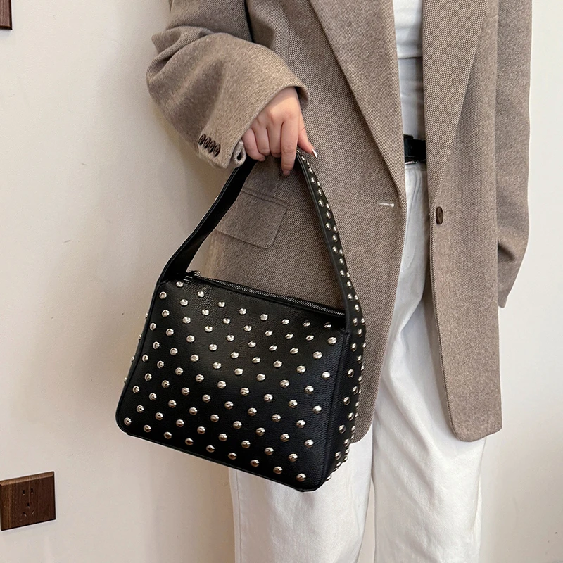 Modische Sling-Handtaschen, Shopper-Tasche, Nieten-Design, Hobo-Schultertaschen, 2024, schwarzer Punk-Stil, Unterarm-Schulter-Handtasche und Geldbörse – Detail 7