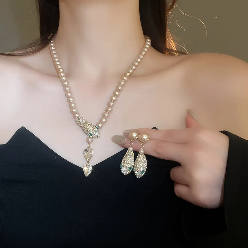 

Elegant Snake Pearl Necklace Set Sparkling Serpent Head Pendant Luxury Emerald Eye Earrings Trendy Animal Jewelry Collection