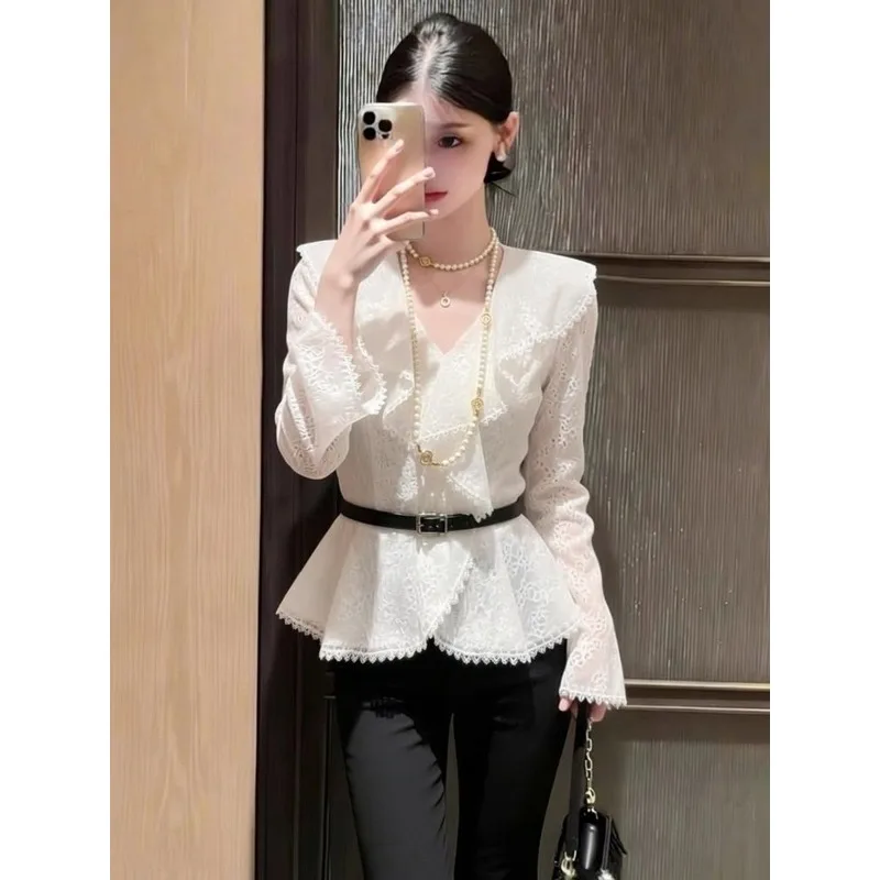 

Unique Beautiful White Lace Top for Women's Winter Light Luxury High-end French Petty Bourgeoisie Waist Pinched Bottoming Shirt