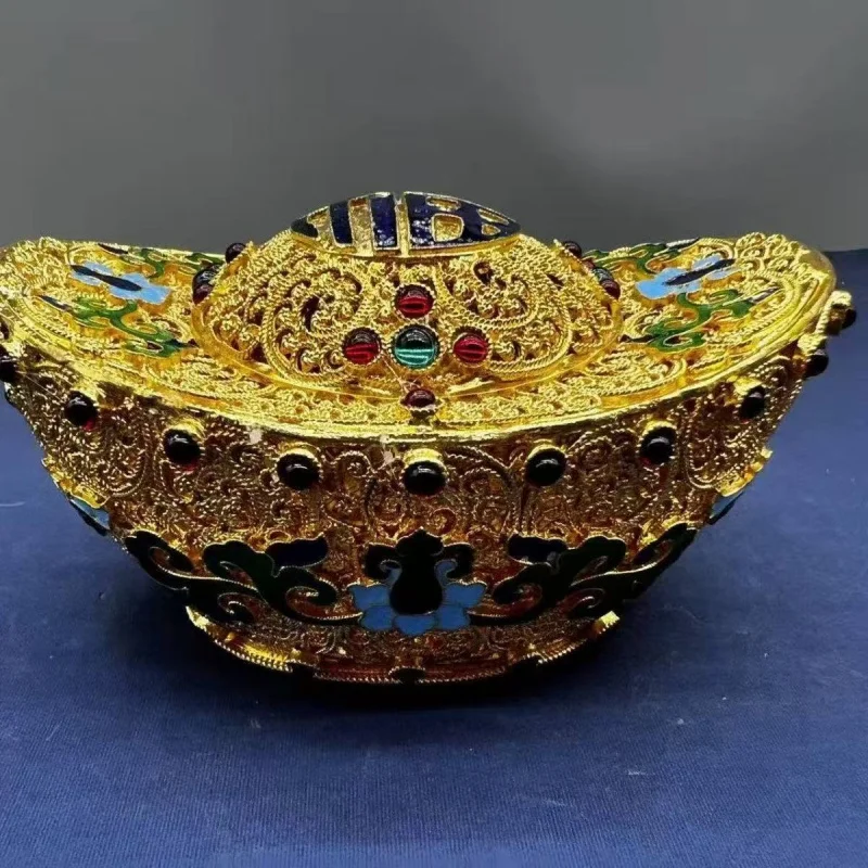 

Традиционная эмаль - позолоченный филигранный цветной слиток с иероглифом Фу, приносящий удачу и благополучие