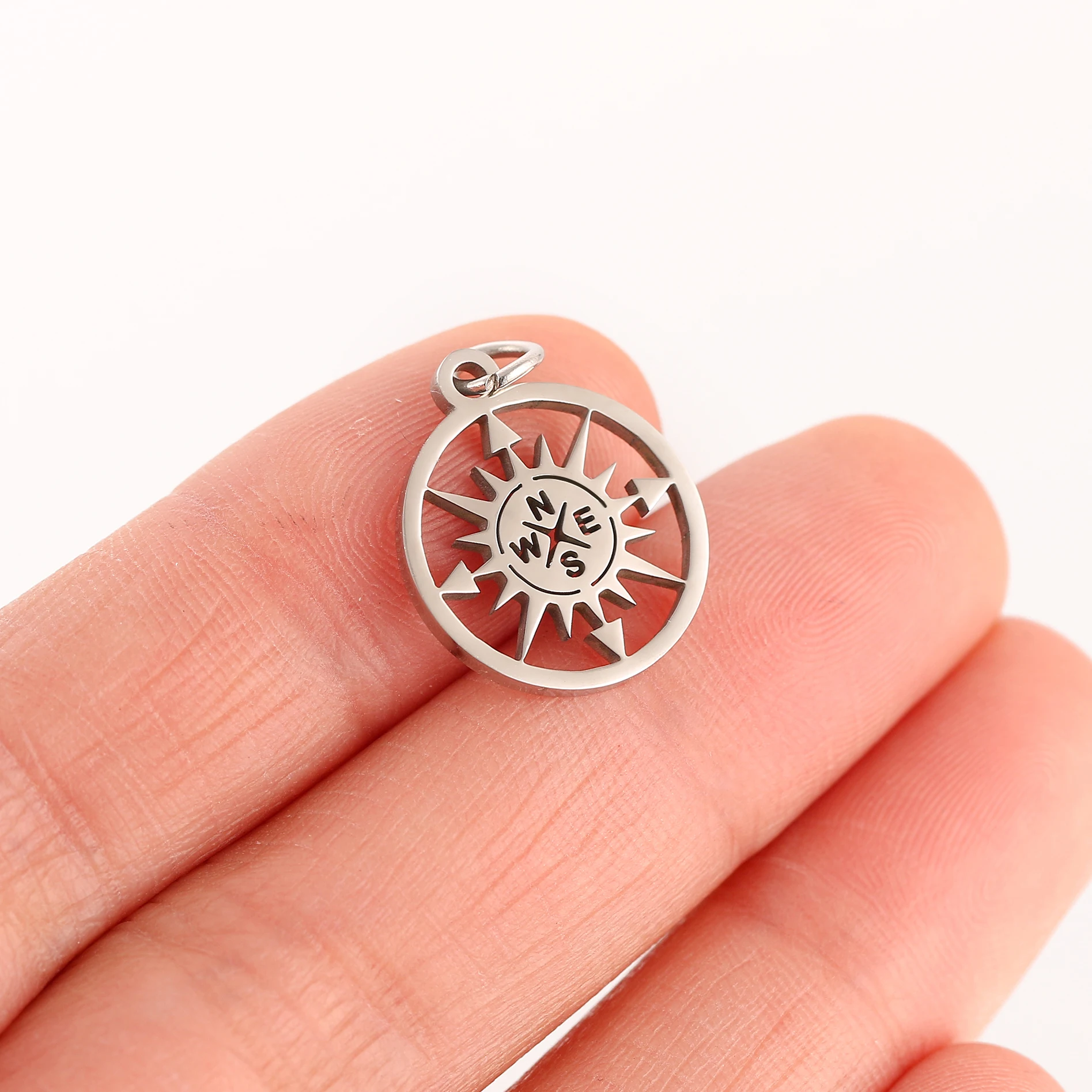 5Pcs Round North Star Compass Adventures Charm collana pendente ciondola con anelli di salto Charms in acciaio inossidabile per la creazione di gioielli