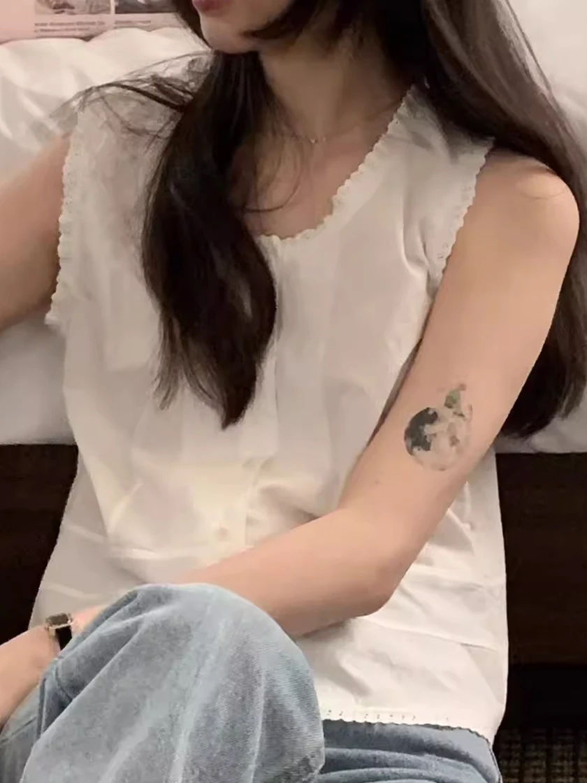 Biała koronkowa bluzka na ramiączkach, damska, letnia, luźna, wyszczuplająca, mały rozmiar, modna, do pracy.