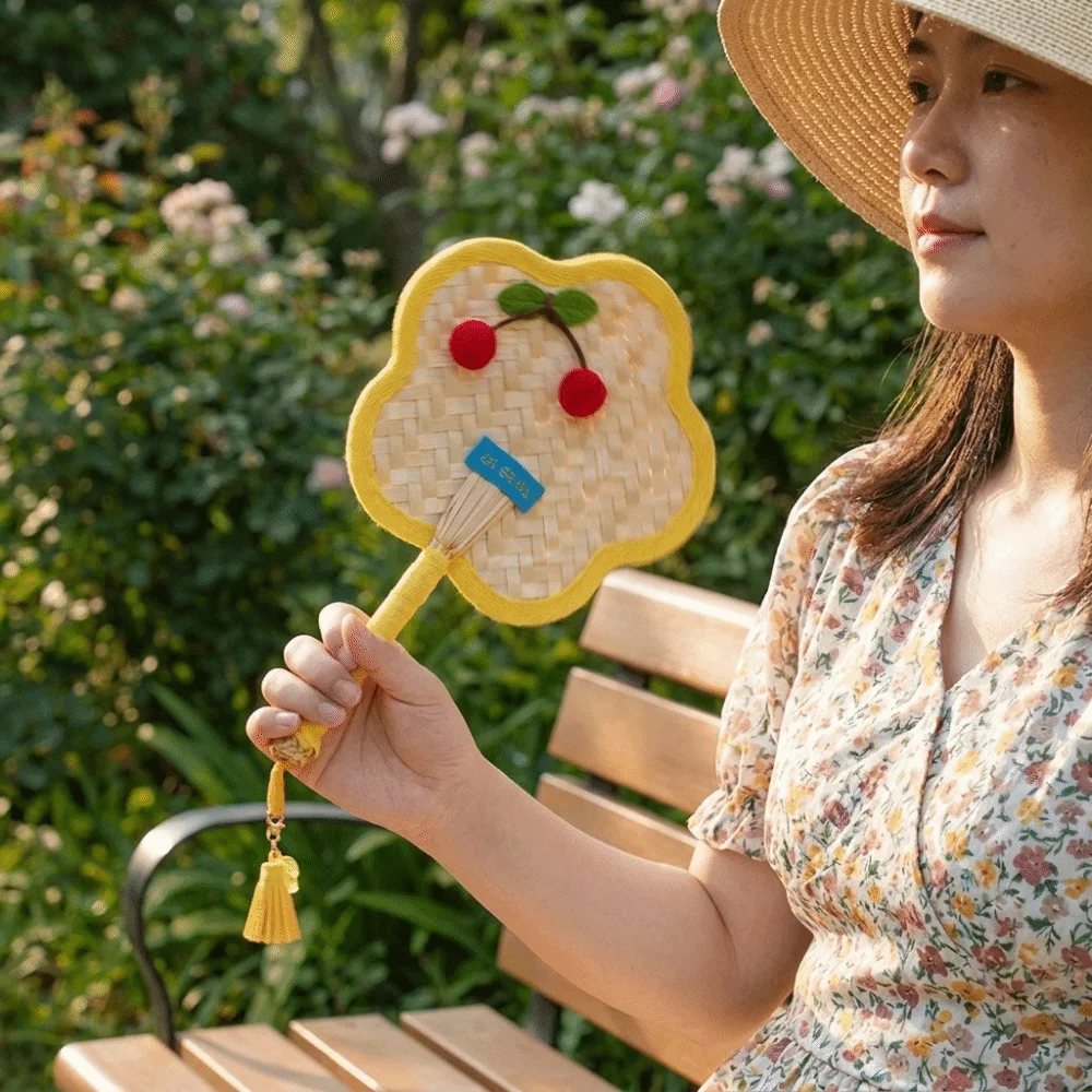 Decorative Fan Flower Shaped Handwoven Fan Colorful Edging Lightweight Portable Fan Vintage Handheld Fan Home Decor