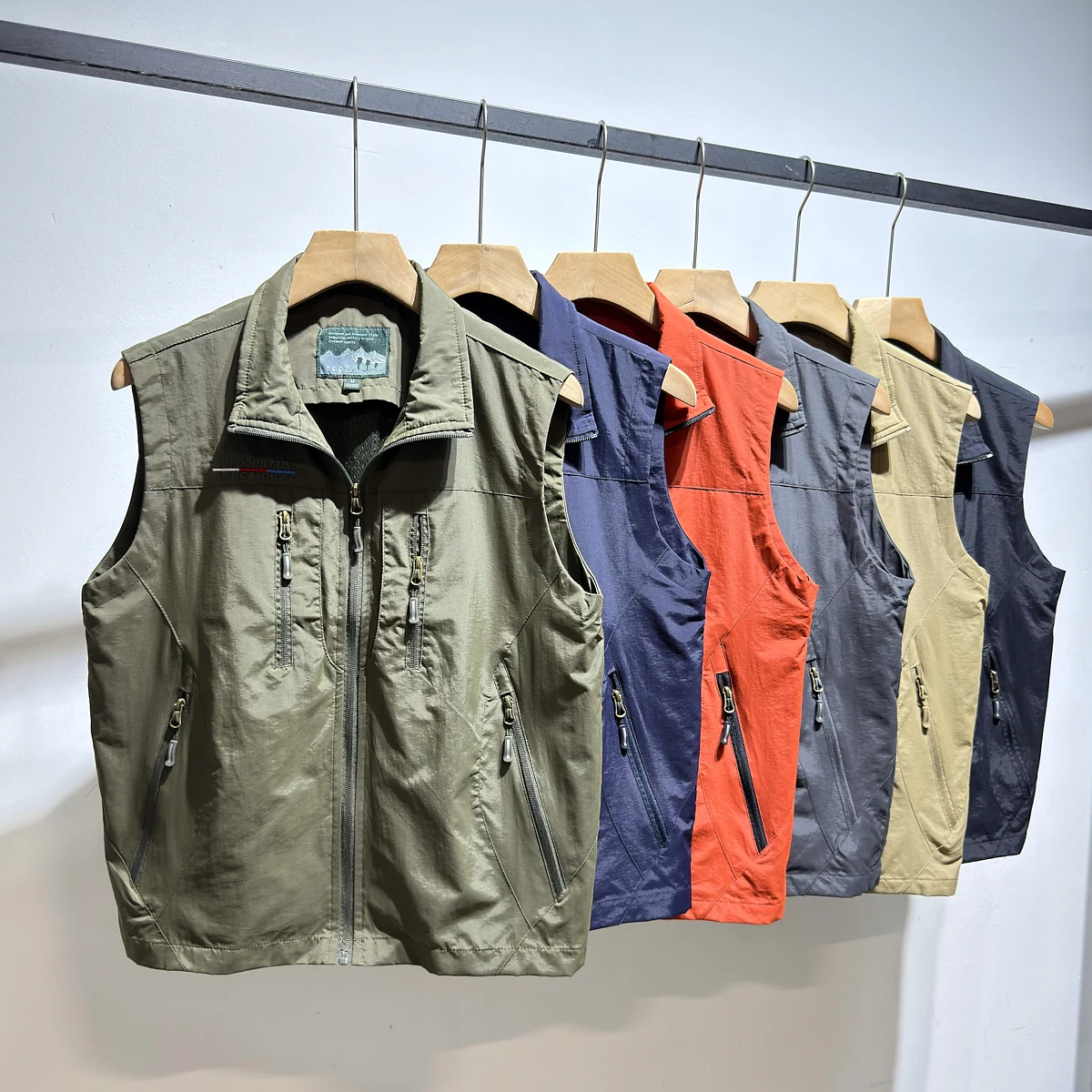 

Men's Summer Workwear Vest with Multiple kets Casual Stand Collar Fiing Outdoor Jaet Stand Fit Zipper Closure ...