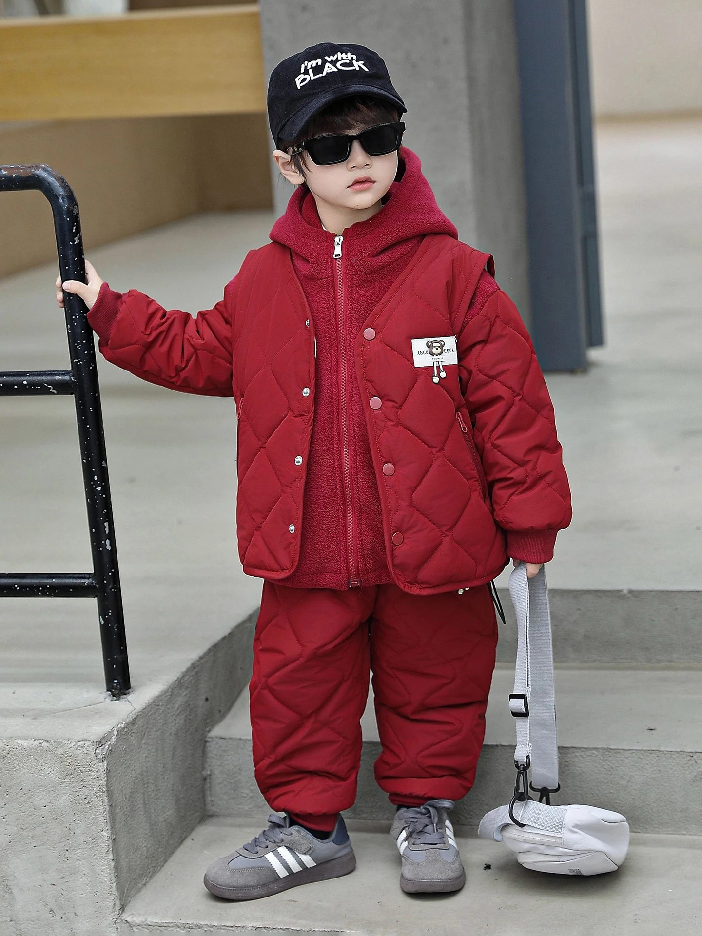 

Зимний комплект одежды для мальчиков: утепленный флисовый хлопковый жилет и футболка, комплект из трех предметов, повседневная спортивная одежда для детей на зиму.