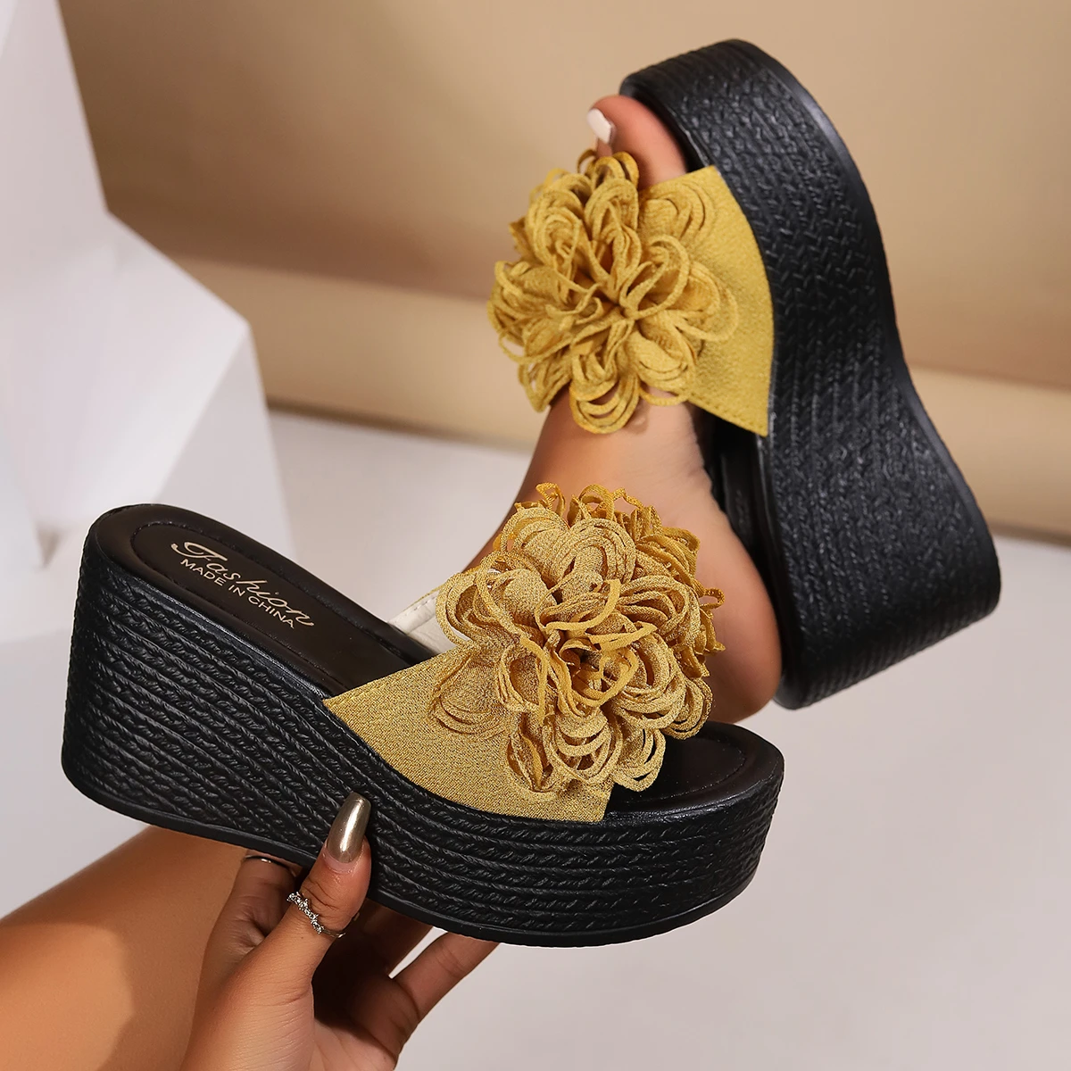 Pantofole con zeppa da donna 2024 nuovi sandali con plateau da spiaggia estivi pantofole con fiori di moda pantofole con tacco alto da donna scivoli da donna