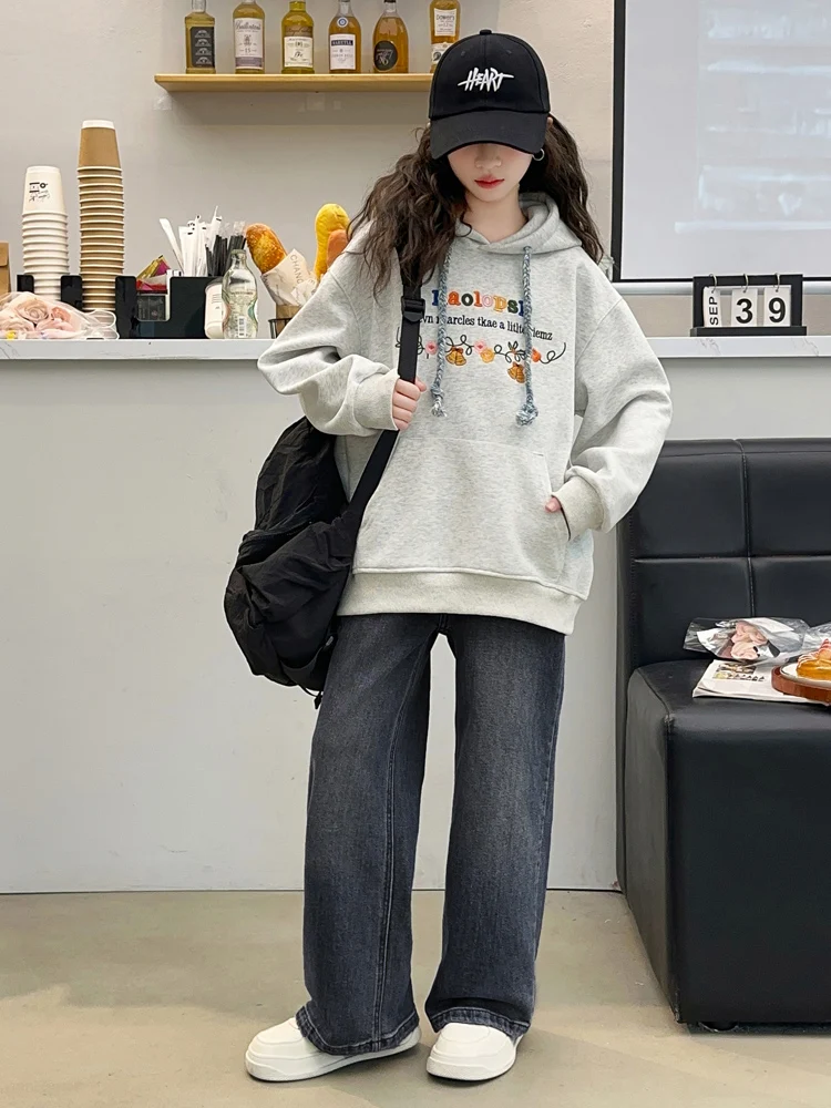 Felpa con cappuccio e jeans foderati Fce casual per ragazze Set da due pezzi Autunno Inverno Nuovo Sle Faionable Abbigliamento per bambini Cotone lungo Sve