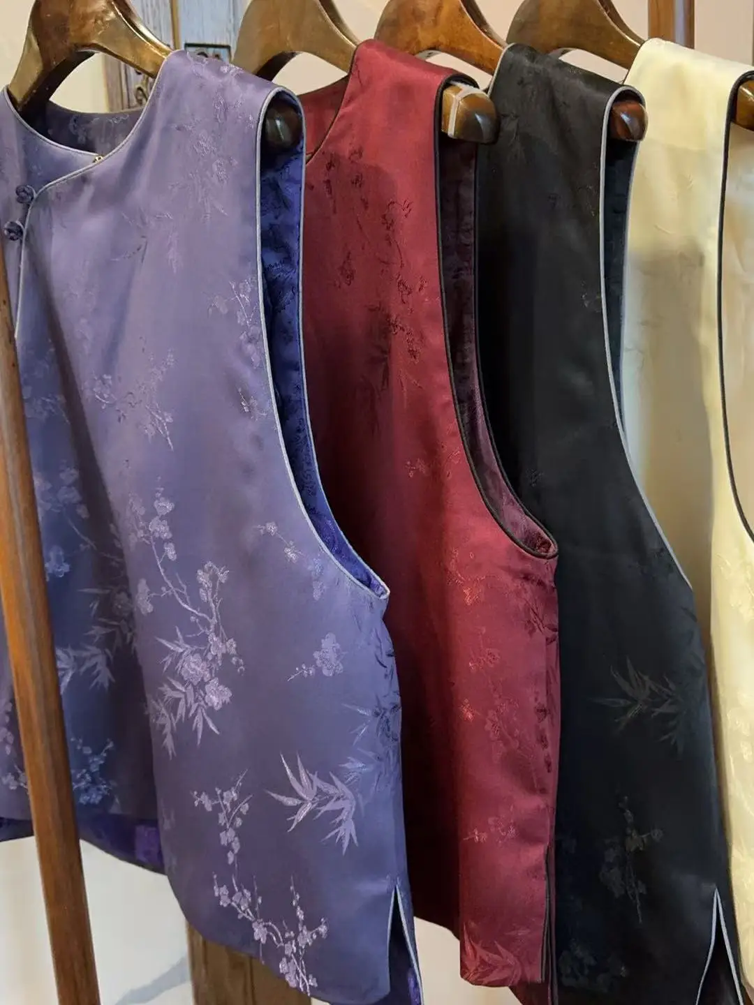 

Новинка! Новая асимметричная майка-топ из китайского шелка с принтом флага для женской моды