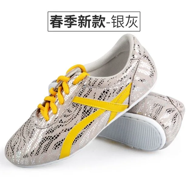 أحذية التايكوندو الجديدة لعام 2025 ذات علامة تجارية فاخرة للزوجين فنون الدفاع عن النفس وأحذية تاي تشي للرجال والنساء أحذية رياضية للفنون القتالية