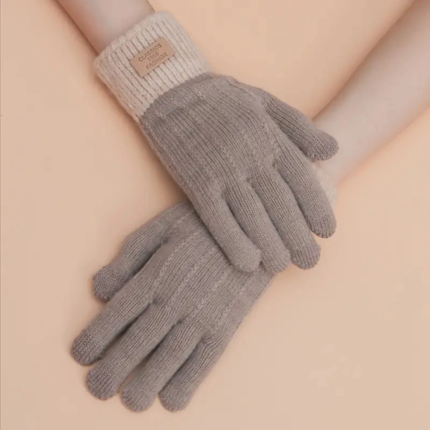 

Women's Winter Touch Screen Gloves - Cozy Knit Material for Extra Warmth and Functionality