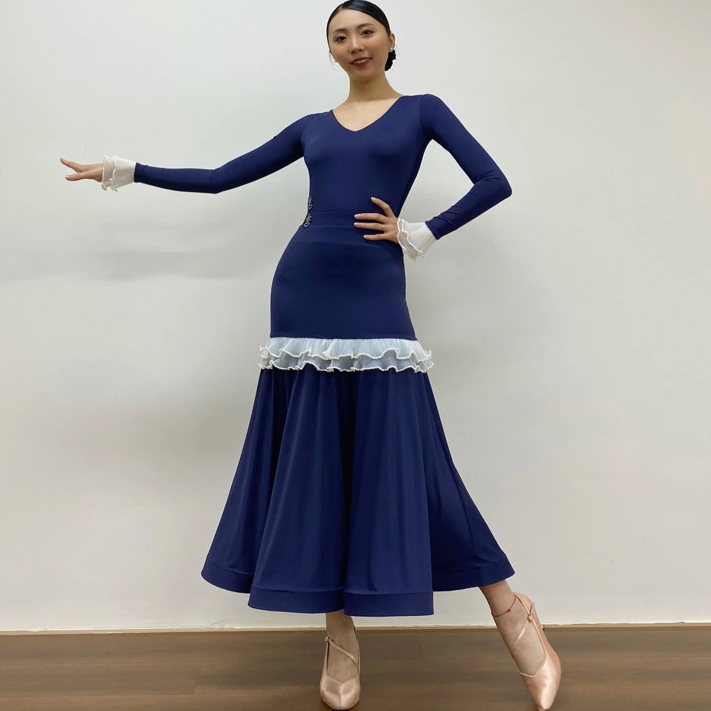 2025 vêtements d'entraînement de danse de salon hauts à manches longues jupe longue en dentelle femmes Costume Latin Walrz robe de concours de danse BL16035