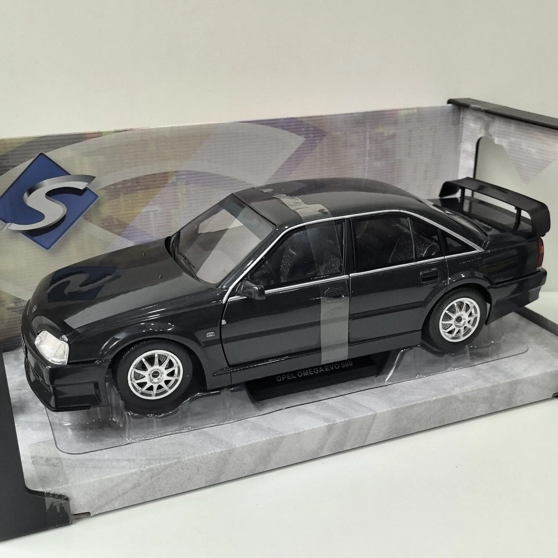 Diecast SOLIDO 1/18 Scale OPEL OMEGA EVO 500 1990 B2 Alloy Car Model view 3