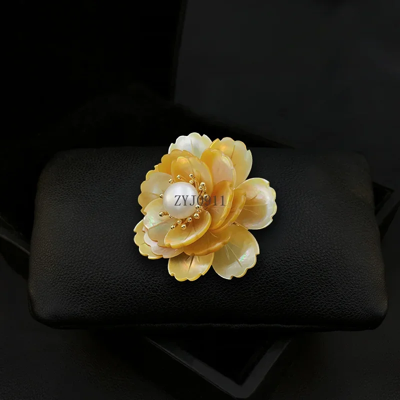 *z كاميليا بروش لؤلؤ المياه العذبة الطبيعية قذيفة زهرة دبوس الراقية رائعة فاخرة أنيقة الصدار المرأة دعوى مجوهرات