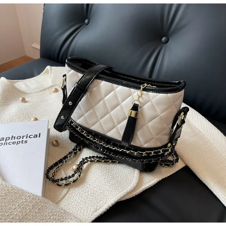 

2025 Autumn 320 New One-size-fits-all Zipper Other Messenger Bags Fashionable Versatile Diamond Chain Underarm Bag Simple