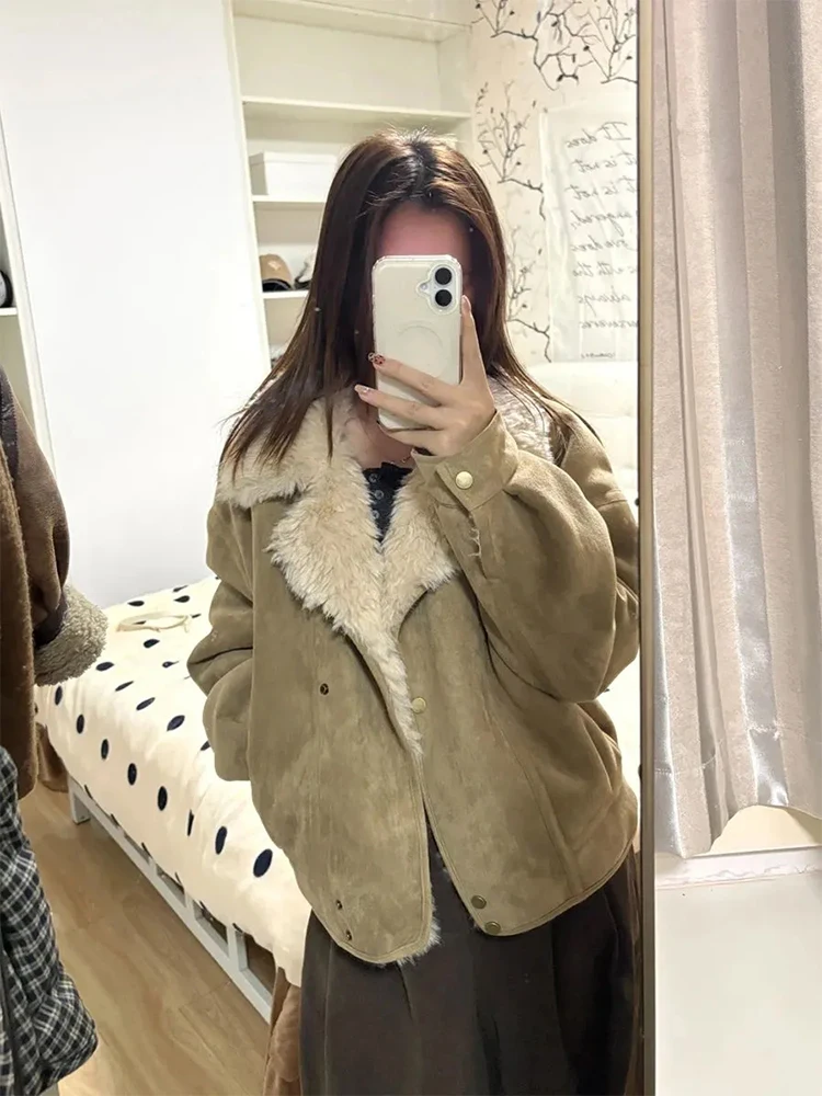 เสื้อแจ็คเก็ตผู้หญิงแบบมีปกขนแกะสไตล์เรโทร สำหรับฤดูหนาว ให้ความอบอุ่น ผลิตจากหนังและขนสัตว์ ดีไซน์ลำลองทรงหลวม ผลิตจากเส้นใยโพลีเอสเตอร์