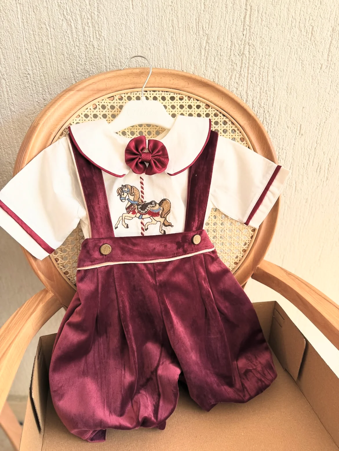 

Осенне-зимний бордовый бархатный костюм с вышивкой лошади для маленьких мальчиков 0-6 лет на Рождество, повседневный костюм C119