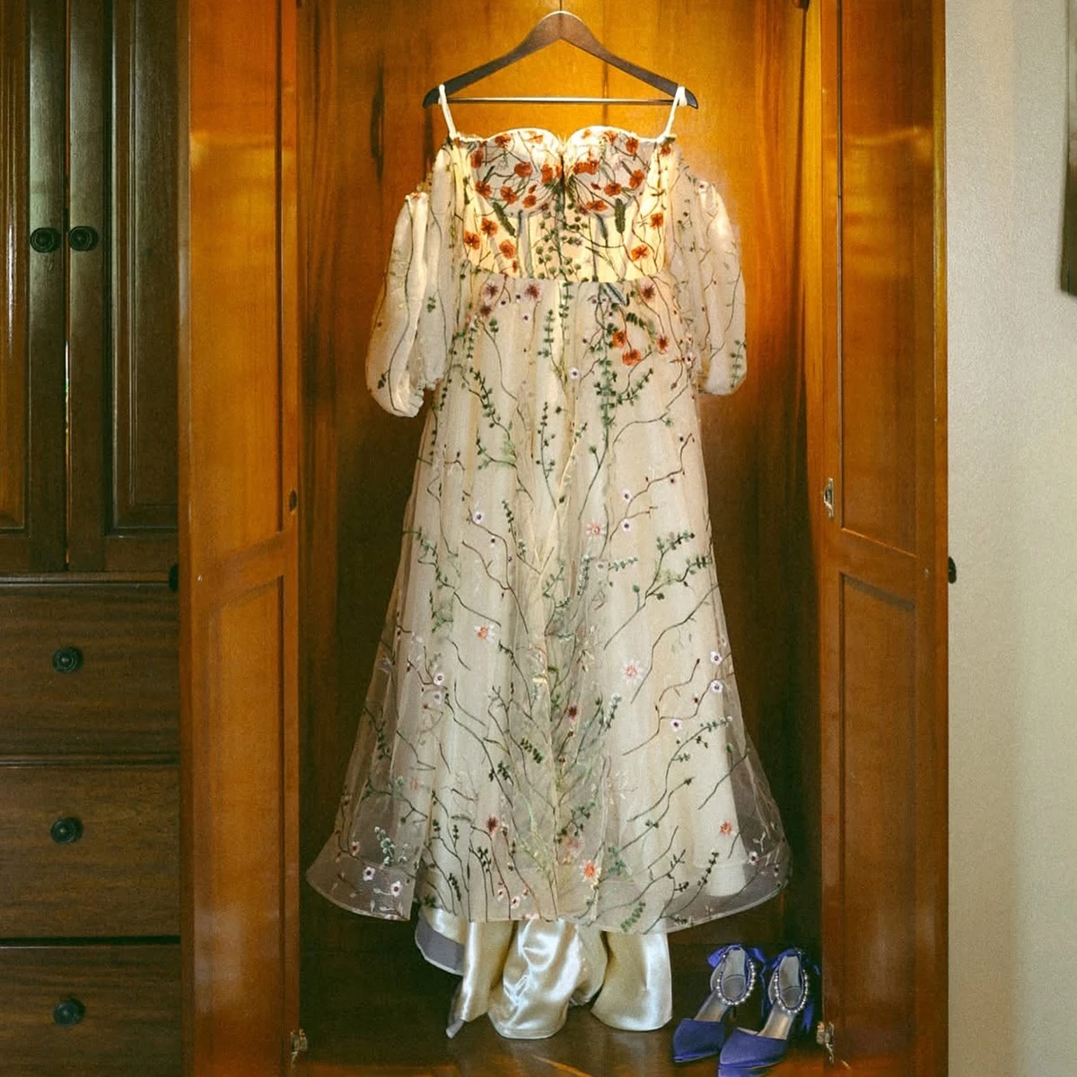Colorful Wedding Dress For Overweight Bride Long Bubble Sleeves Customized Embroidered Wildflowers Lace High Slit Bridal Gowns