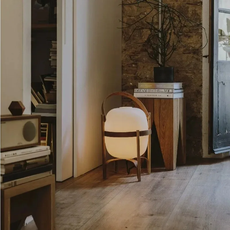 

Современный минималистичный светильник для спальни из дерева со стеклянным плафоном, креативный скандинавский дизайн, персонализированный, для отелей и гостиниц, настольная лампа для гостиной