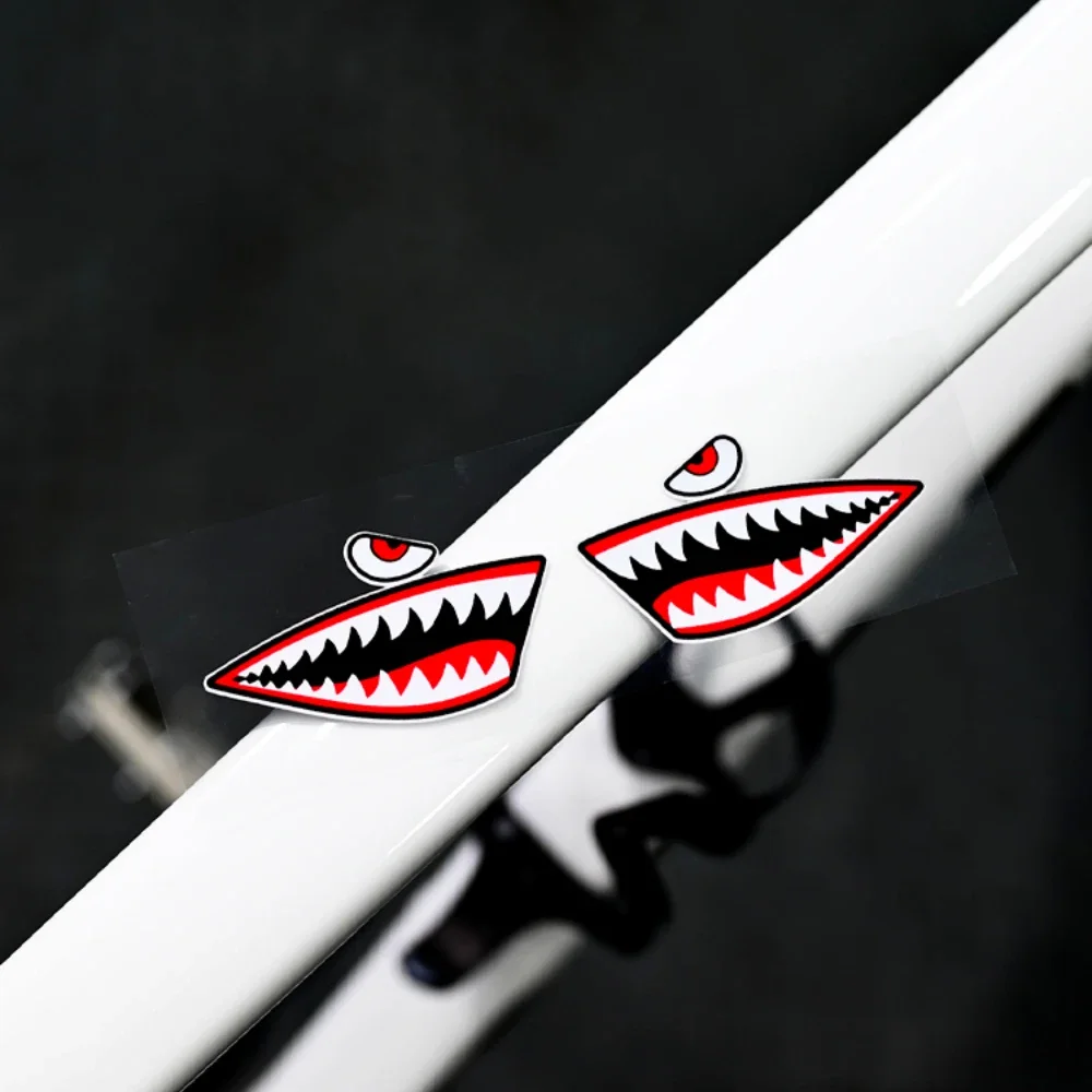1 par de pegatinas impermeables con diseño de cabeza de tiburón para el cuadro de bicicleta, ideales para personalizar y decorar bicicletas de montaña, bicicletas de carretera y bicicletas de montaña.