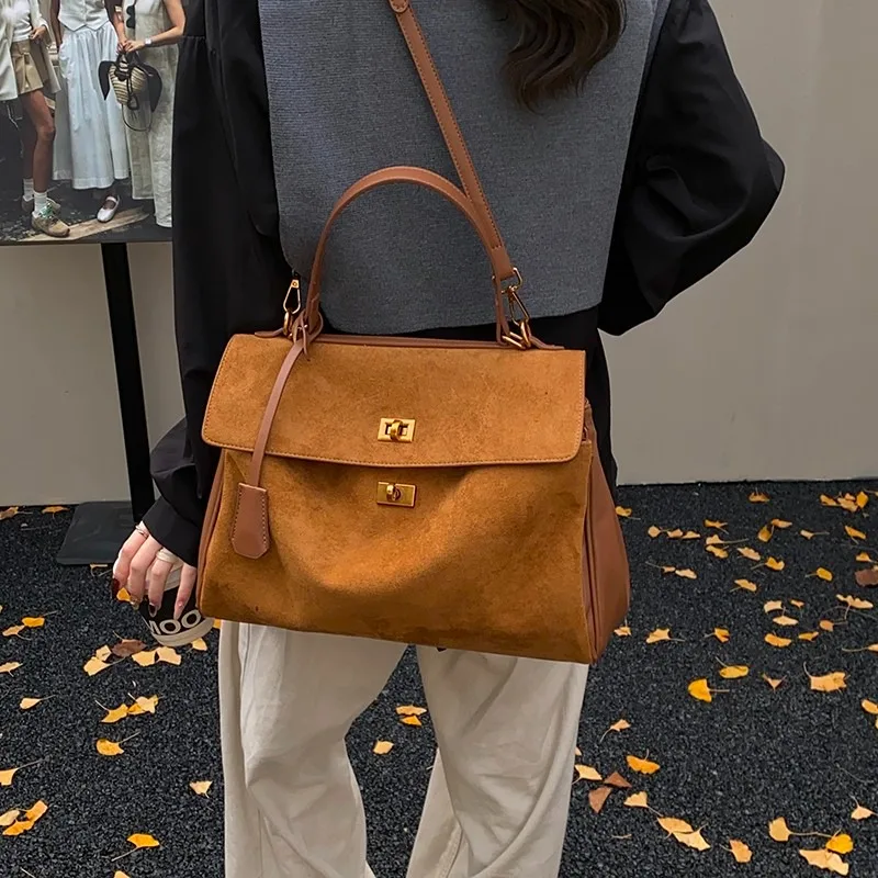 

Architectural Tote Shoulder Bag A Structured High Capacity Silhouette with Multiple Compartments for Seamless Urban Exploration