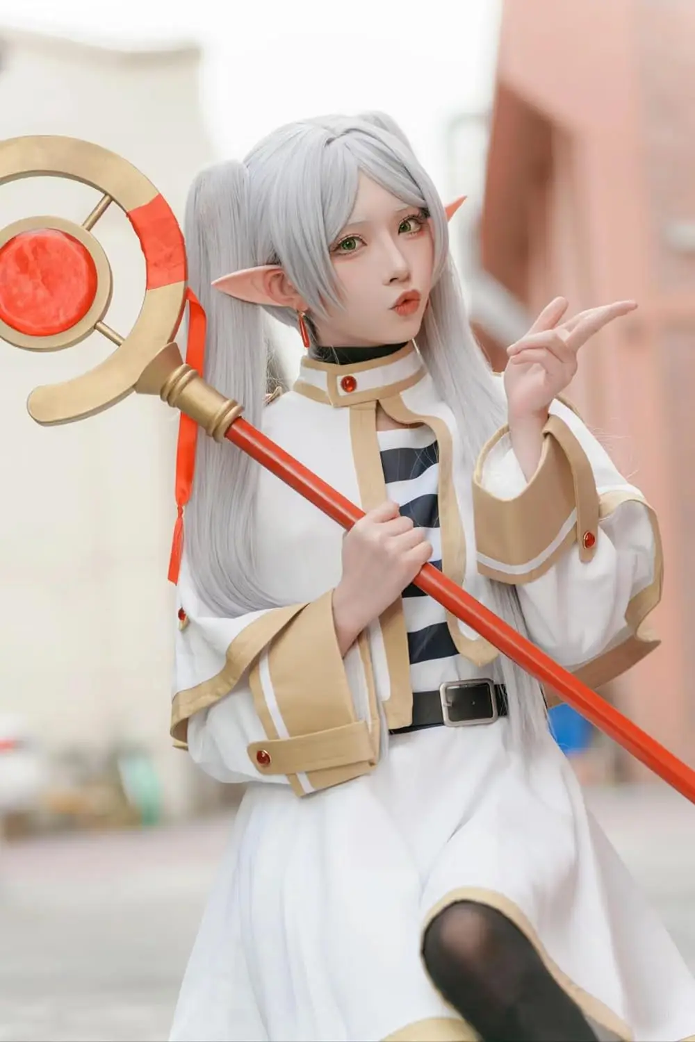 Frieren 코스프레 가발 긴 실버 화이트 가발 포니 테일 Frieren Beyond Journey's End 할로윈 크리스마스 의상 파티