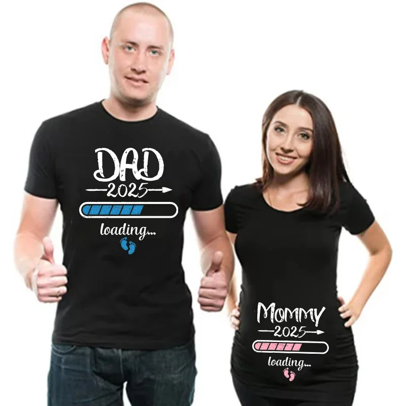 

2025 New Cute Dad +Mom+ Baby Printed Couple Maternity T-Shirt Pregnancy Announcement Shirt Couple Pregnant Tshirt Clothes