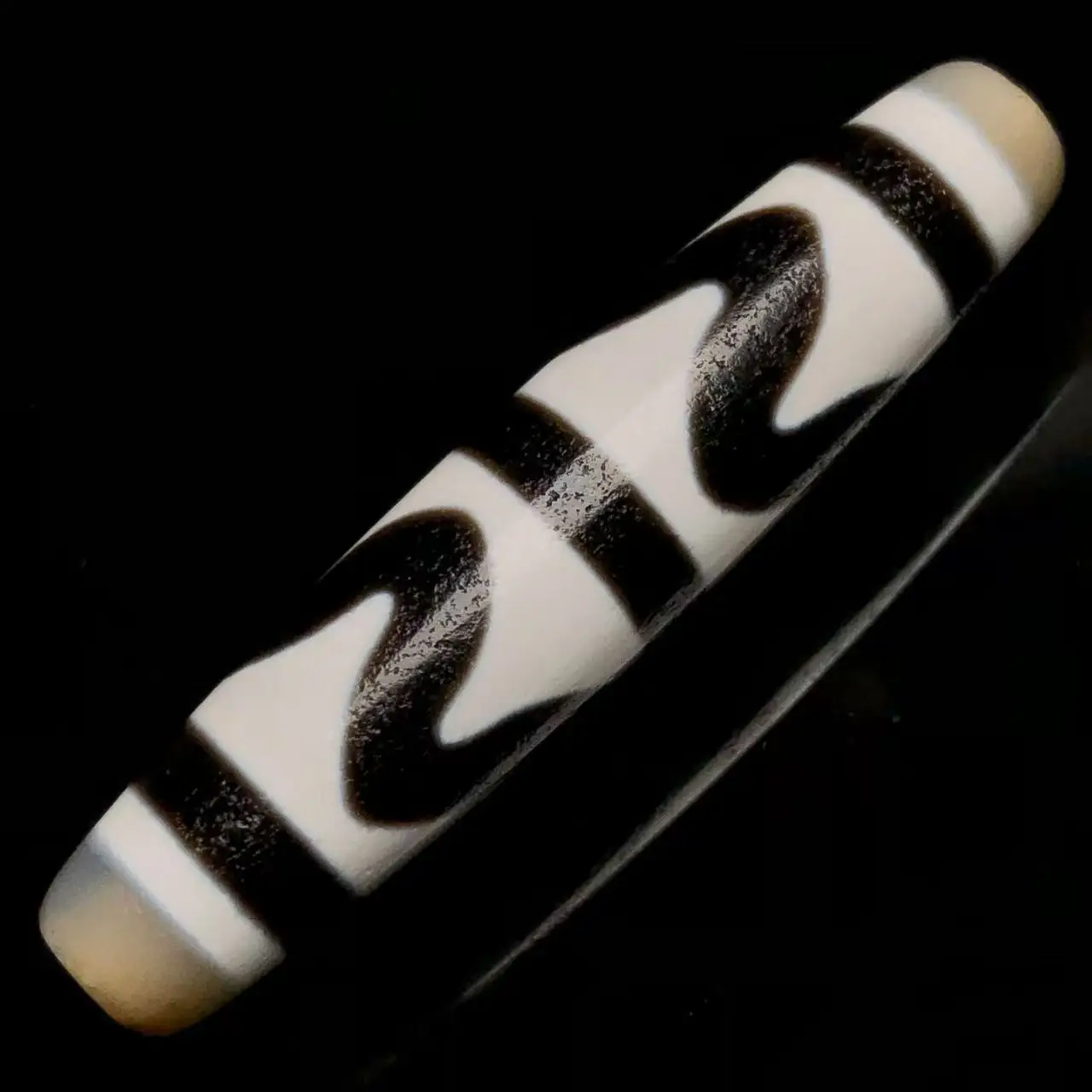 

Agate materials with high oil coating Double Tiger tooth patterned Tianzhu dzi Natural Amulet Weathered Perfect Retro diy