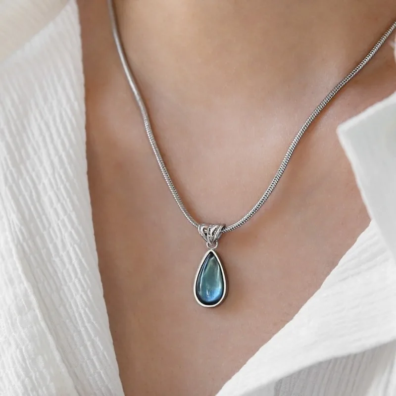 Französische Retro-Halskette in Olivgrün und Blau mit Tropfenform, Farbbeständig, Nischen-Design, Eleganter Alltags- und Dating-Schmuck für Damen – Detail 3