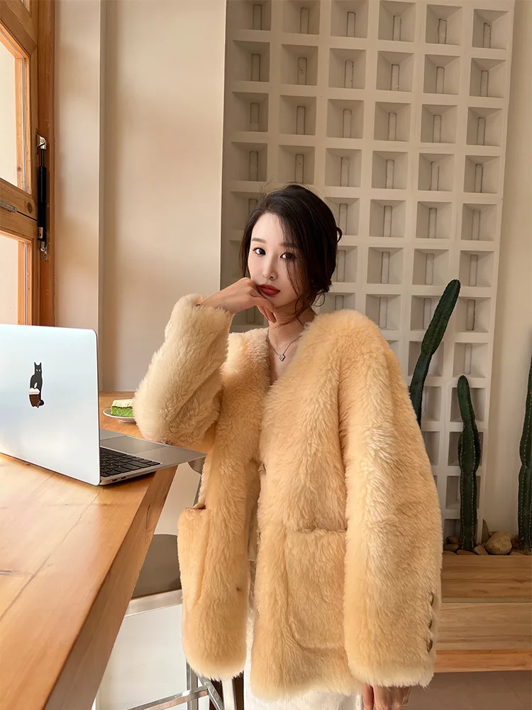 Toka Composite Fur One-piece Sheep Sheared Lamb Fur Fur Fur Fur Coat for Women V-neck Medium Length Balsa Wool Coat