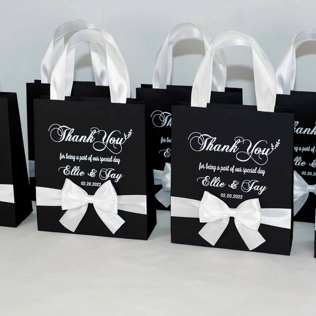 

Сумки «Спасибо» с ручками из атласной ленты, бантом и индивидуальными именами, элегантной персонализированной свадебной сумкой, подарками и сувенирами для вас.