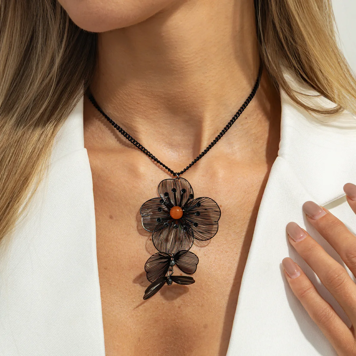 Personalized exaggerated diamond inlaid flower jewelry set, retro versatile, three-dimensional hollow flower necklace