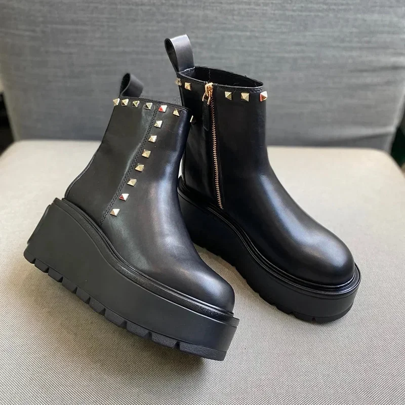 

Rivets Decoration Botas Mujer 2025 Tendencia Black Leather Motorcycle Boots Wedges Super High Heels Back Zipper Heighten Shoes