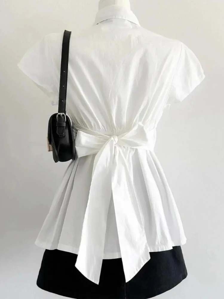 Biała koszula z klapami, wiązana, damska, elegancka, z krótkim rękawem, z kokardą, bandażowana w talii, dopasowana, krótki top, słodka bluzka biurowa, lato 2025.