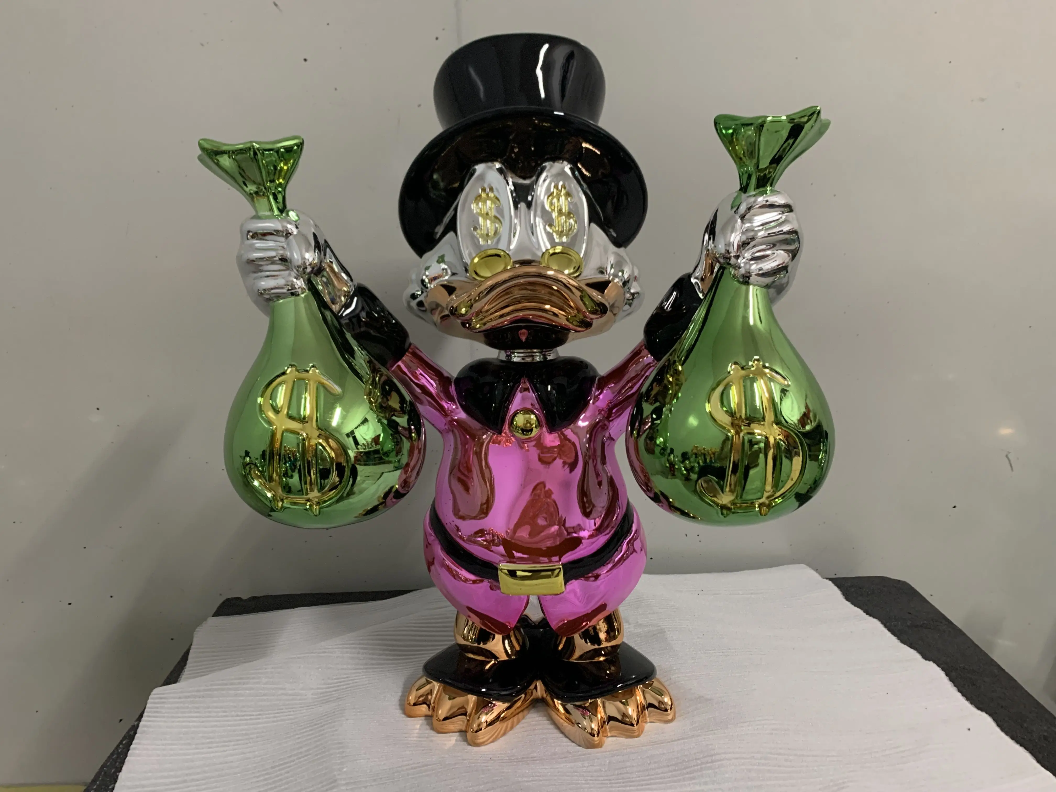 

2025 hot sale Resin Size Cartoon Game Figure Art Fiberglass Duck Statue Electroplating Fiberglass Duck Fiberglass Duck